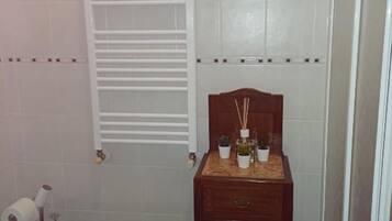 Ducha, secador de pelo, bidé y toallas