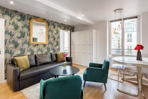 Apartamento, vista para a cidade | Área de estar | Escritórios
