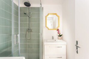 Appartement, uitzicht op stad | Badkamer | Een douche, een regendouche, milieuvriendelijke toiletartikelen