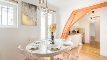 Apartamento, vista para a cidade | Cozinha privada | Geladeira, micro-ondas, cooktop, torradeira