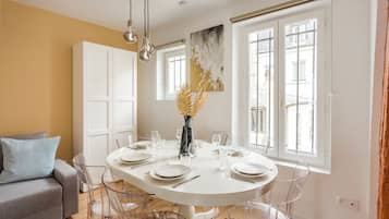 Apartamento, vista para a cidade | Área de estar | Escritórios