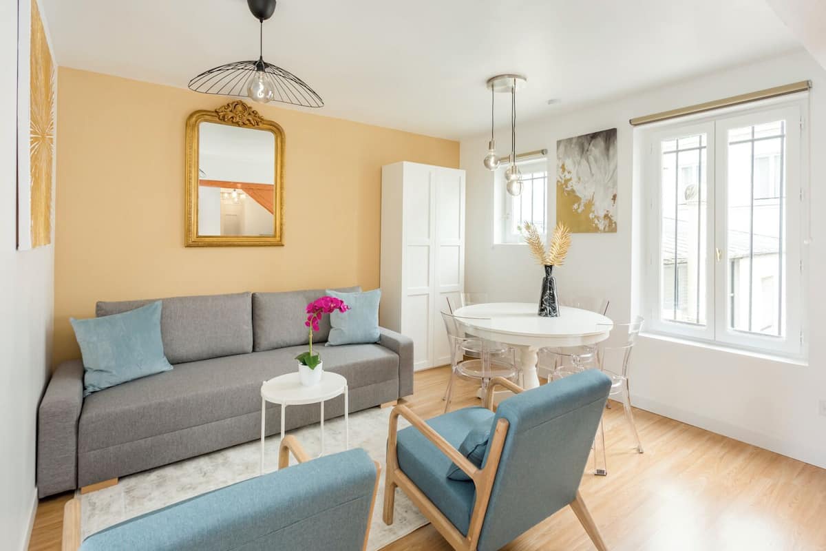 Apartamento, vista para a cidade | Área de estar | Escritórios