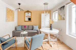 Lägenhet - utsikt mot staden | Vardagsrum | 32-tums smart-tv med kabelkanaler, Netflix och streamingtjänster