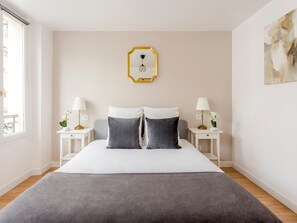 Appartement, vue ville | Coffres-forts dans les chambres, rideaux occultants