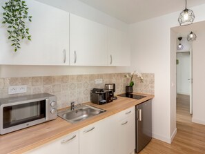 Appartement, vue ville | Cuisine privée | Chaise haute