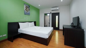 Ein Hotelzimmer mit einem Bett, einem Schreibtisch und einem Fernseher.