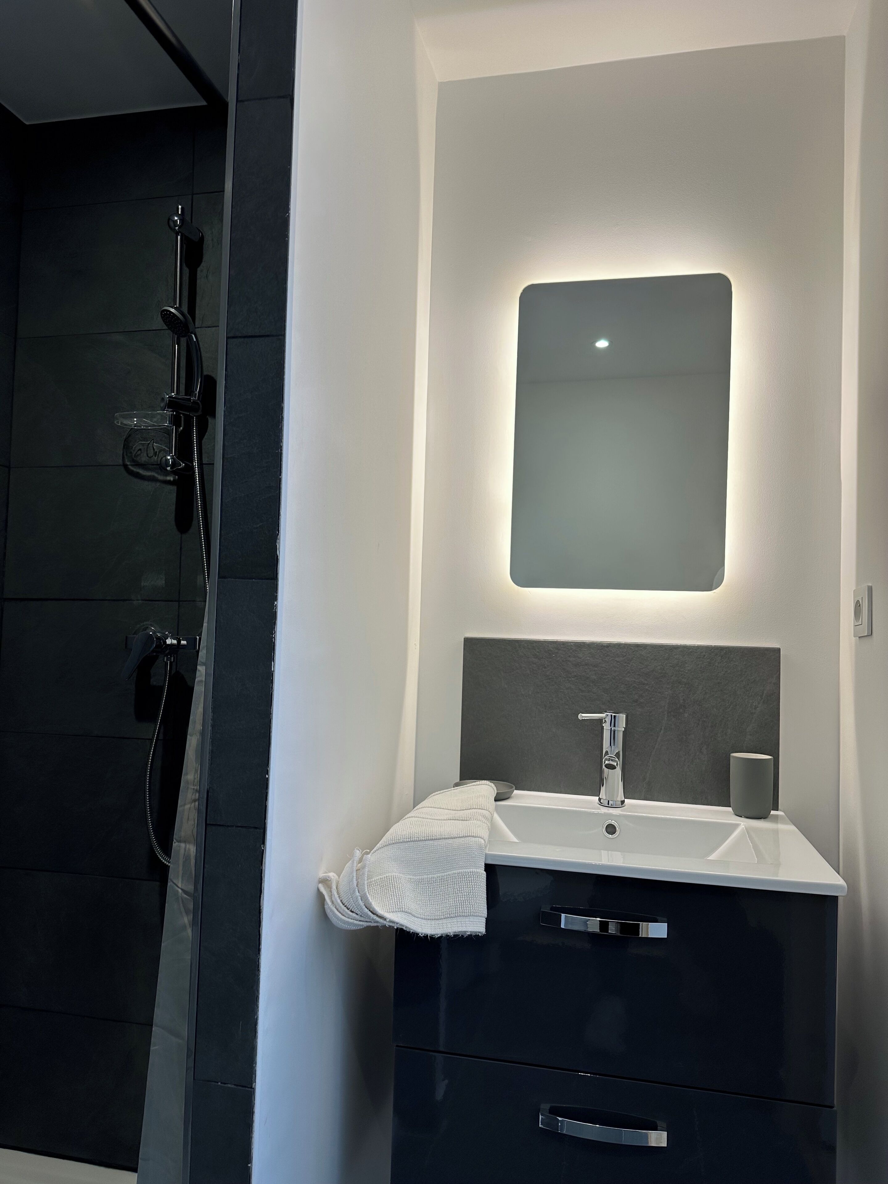 Appartement, balkon, uitzicht op bergen | Badkamer | Een douche, gratis toiletartikelen, een haardroger, handdoeken