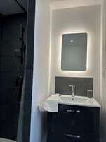 아파트, 발코니, 산 전망 | 욕실 | 샤워 시설, 무료 세면용품, 헤어드라이어, 타월