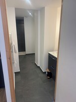 Douche, articles de toilette gratuits, sèche-cheveux