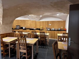 Desayuno buffet diario (EUR 10 por persona)