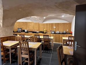 Se ofrece un desayuno bufé (10 EUR por persona)