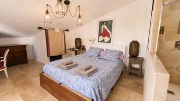 4 bedrooms, iron/ironing board, WiFi, bed sheets
