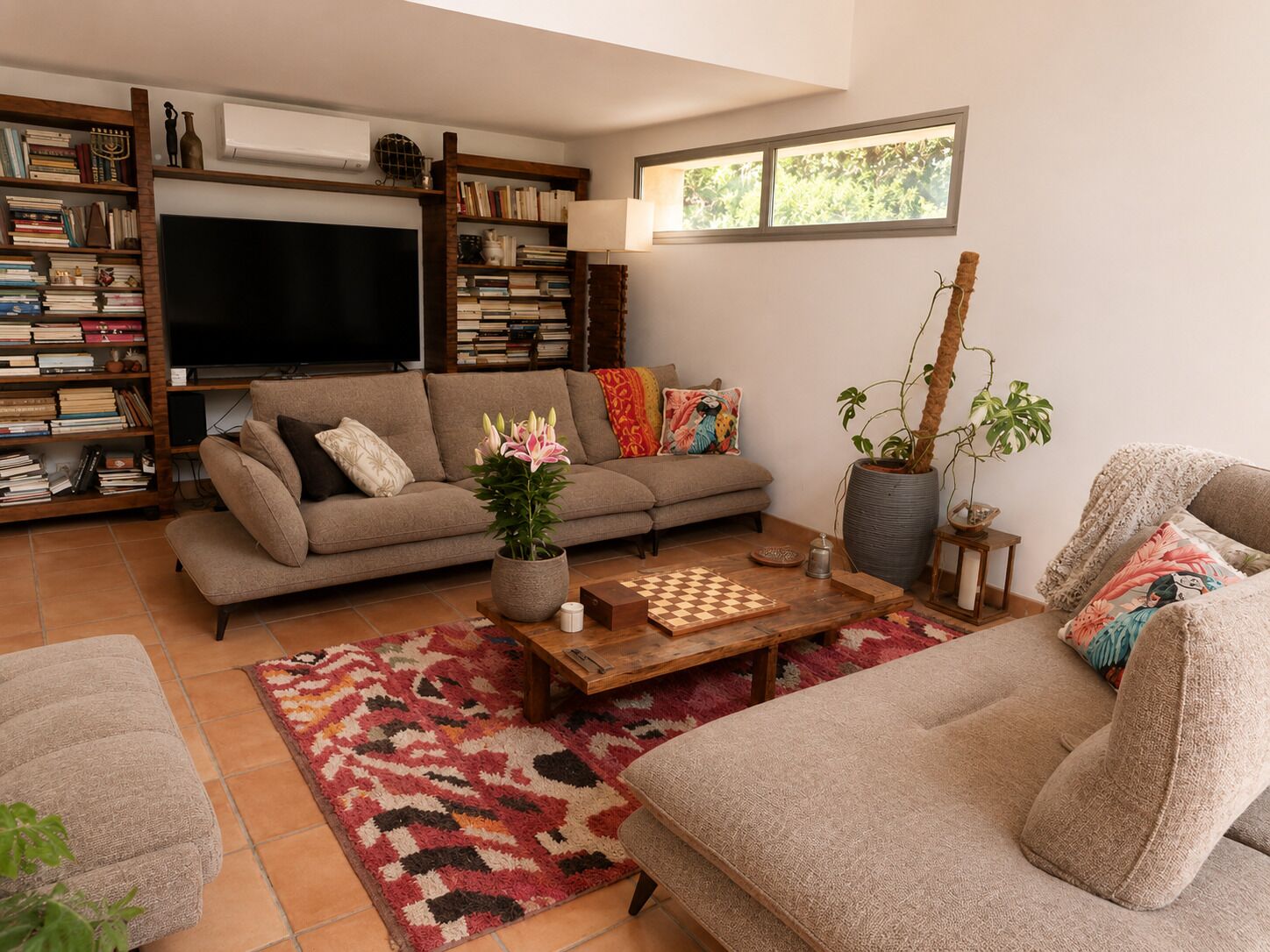 Smart TV, fireplace