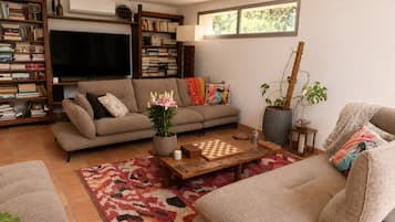 Smart TV, fireplace