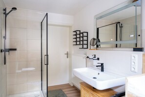 ヘアドライヤー、タオル、石鹸、トイレットペーパー
