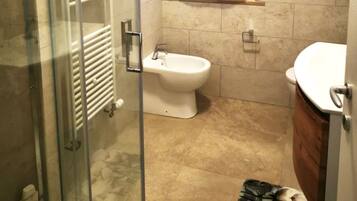 Douche, bidet, serviettes fournies