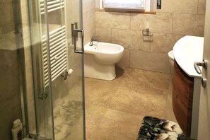 Shower, bidet, towels