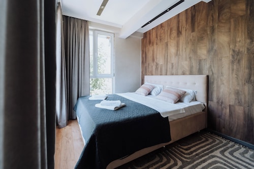 Chisinau Parkside 2-Bed Apartment with Kitchen