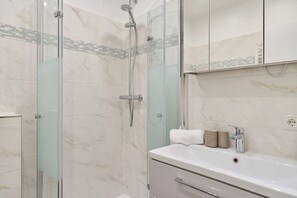 Shower, hair dryer, towels