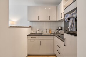 Frigorifero, microonde, forno, piano cottura