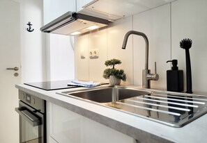 Fridge, oven, stovetop, coffee/tea maker