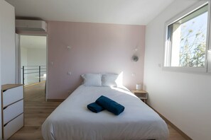 5 bedrooms, iron/ironing board, internet