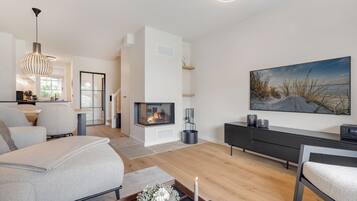 Een televisie en een stereo