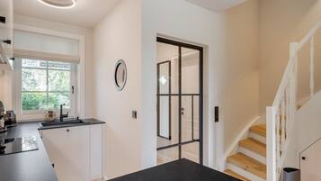 Een koelkast, een kookplaat, een vaatwasser