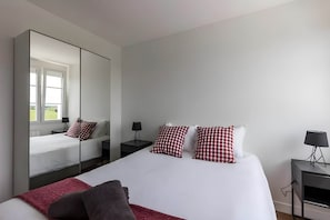 3 chambres, fer et planche à repasser