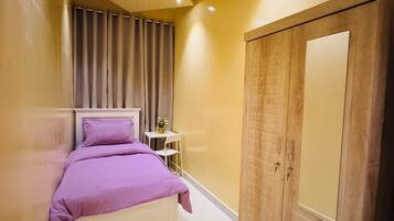 Standaard eenpersoonskamer | Een bureau, een laptopwerkplek, geluiddichte muren