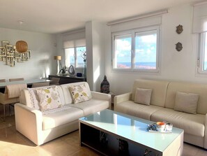 TV - Penthouse with swimming pool in Manliva (Manilva)