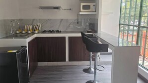 Wasserkocher mit Kaffee-/Teezubehör, Kühlschrank, Mikrowelle, Herdplatte