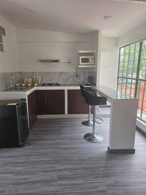 Refrigerador, microondas, placa de cocina, cafetera/tetera