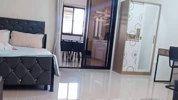 Tabla de planchar con plancha, wifi y ropa de cama