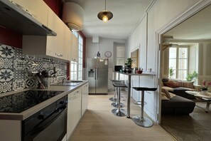 Fridge, microwave, oven, stovetop