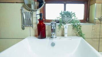 Separate bathtub and shower, free toiletries, towels, soap