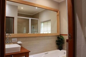 Standard Double or Twin Room, Garden View | Bathroom