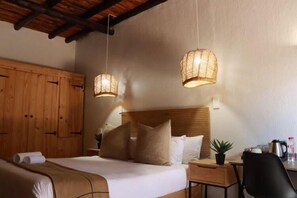 Habitació doble o amb dos llits individuals estàndard, vistes al jardí | Espai de treball apte per a portàtils i cortines opaques 