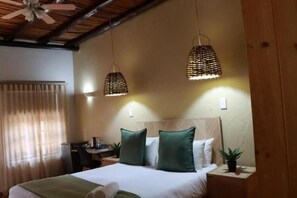 Habitació doble o amb dos llits individuals estàndard, vistes al jardí | Espai de treball apte per a portàtils i cortines opaques 