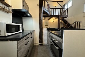 Frigorifero, microonde, forno, piano cottura