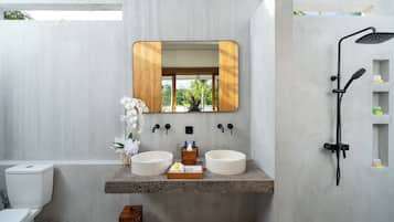 Deluxe-Villa | Badezimmer | Hausschuhe, Bidet