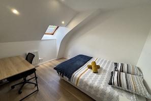 1 dormitorio, tabla de planchar con plancha, Internet
