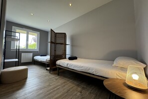 2 室のベッドルーム、アイロン / アイロン台、インターネット