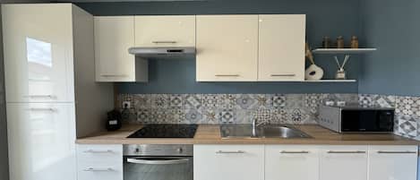 Fridge, microwave, oven, stovetop