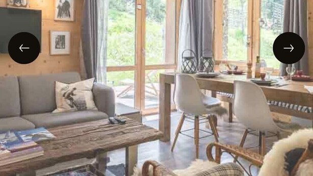 Una sala de estar acogedora con un sofá, una mesa de centro y un comedor con sillas y una mesa.