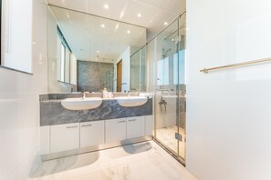 Hårføner, håndklær, såpe og sjampo