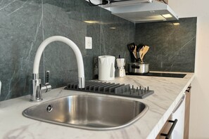 Fridge, microwave, stovetop, dishwasher