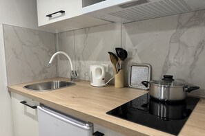 Fridge, microwave, stovetop, coffee/tea maker