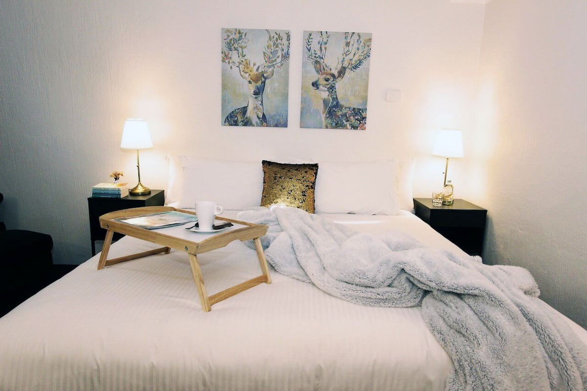 Suite estudio Deluxe, vista a la montaña | Sábanas de algodón egipcio y ropa de cama de alta calidad