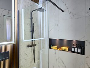 Shower, hair dryer, bidet, towels